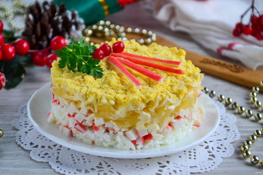 Салат нежный с крабовыми палочками и сыром - простые и сложные блюда: рецепт с фото и видео