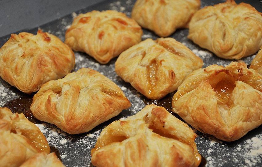 Слойки с яблоками